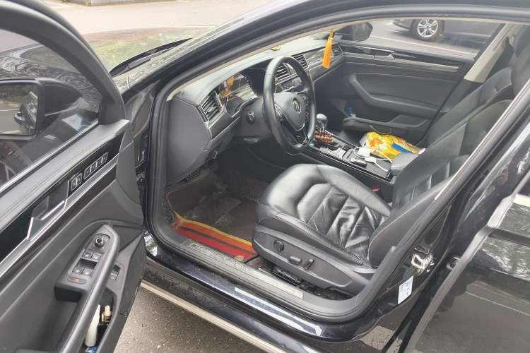 Used Volkswagen Phideon 2018 Revised Version 380TSI Two-Wheel Drive Business Edition Driver Seat