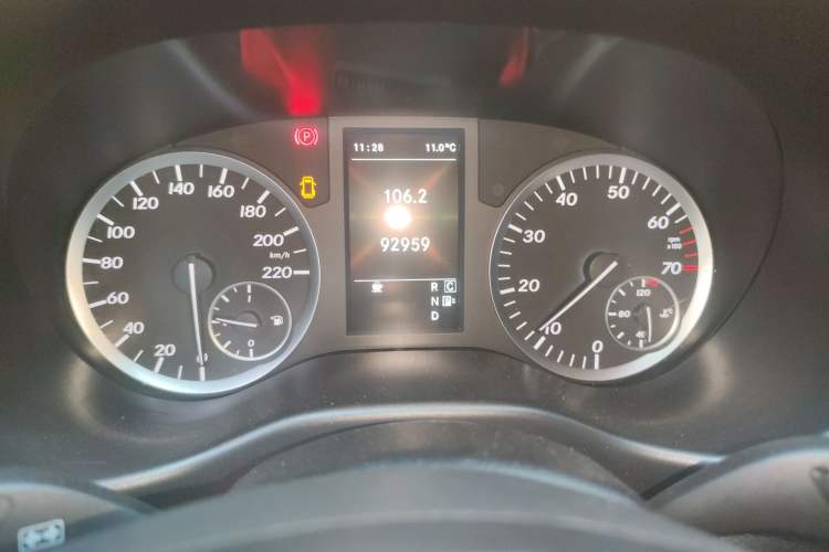 Used Mercedes-Benz Vito 2018 2.0T Business Version China VI Emission Standard Odometer Close Up