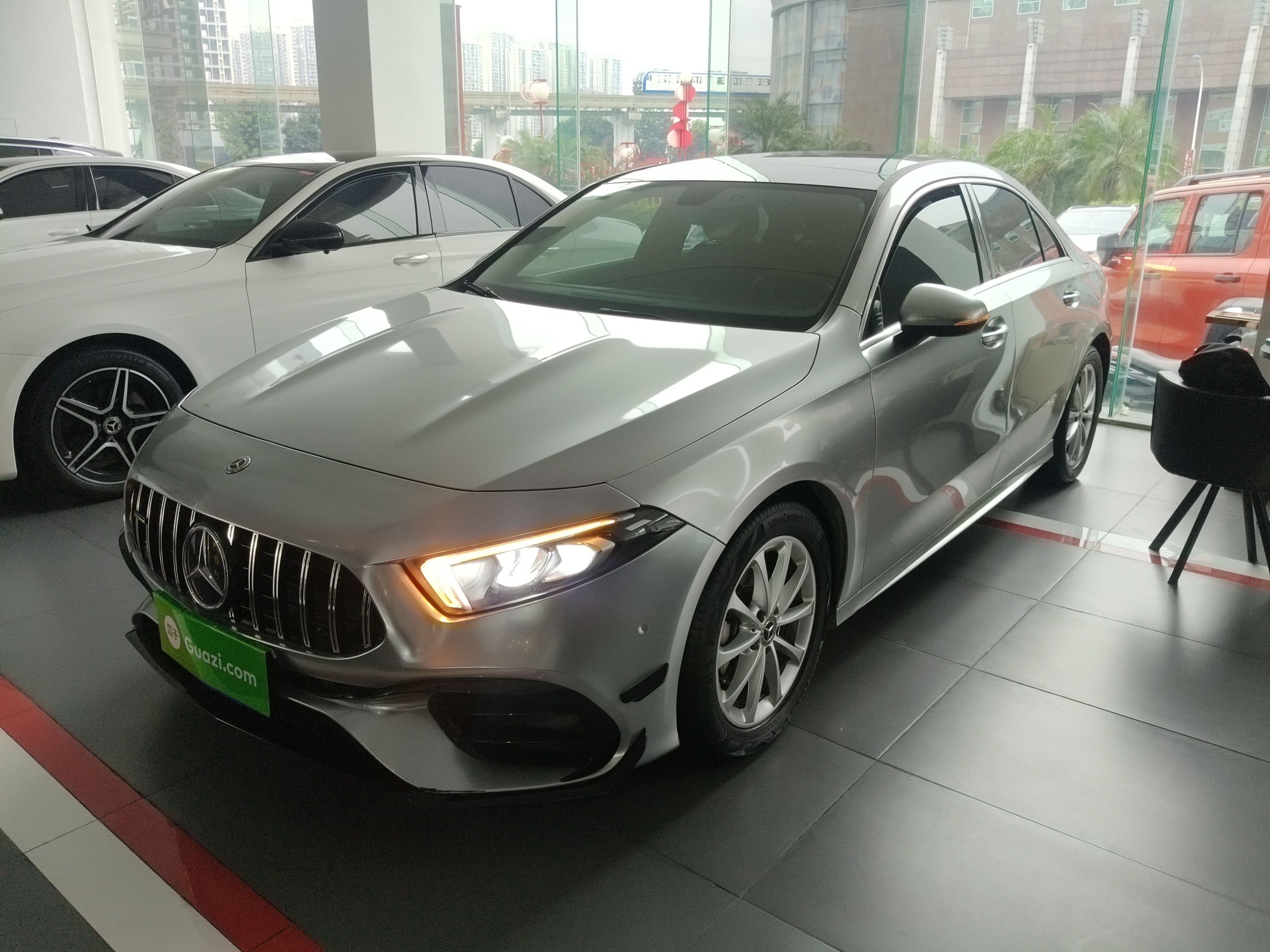 Под передней частью автомобиля