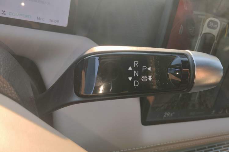 Used XPeng G9 2025 625 Long-Range Max Gear Lever