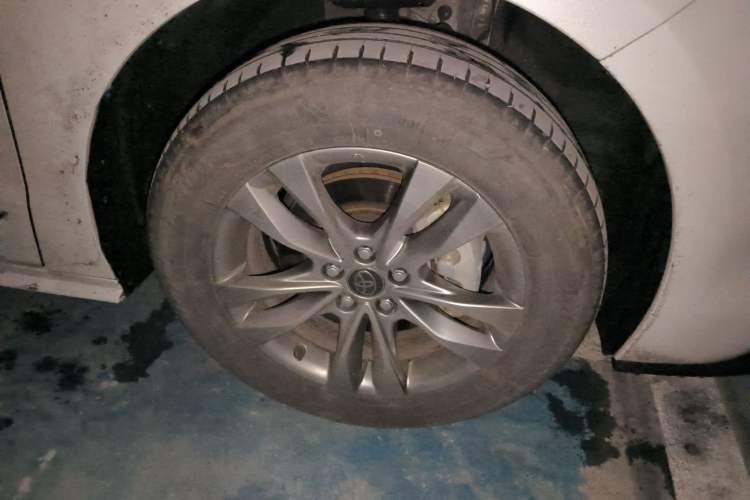 Used Toyota SIENNA 2024 2.5L Hybrid Comfort Edition Right Front Wheel Hub