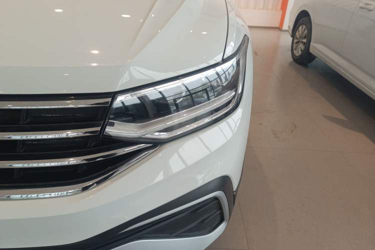 Used Volkswagen Tiguan L 2023 330TSI Automatic Two-Wheel Drive Comfort Edition Left Front Headlight