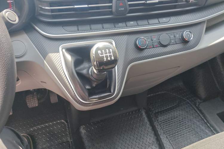 Used SAIC MAXUS Xintu V90 2024 Zhiyun 2.0T Manual Rear-Drive Extended-Wheelbase High-Roof Model with Dual Rear Tires and 3 Seats