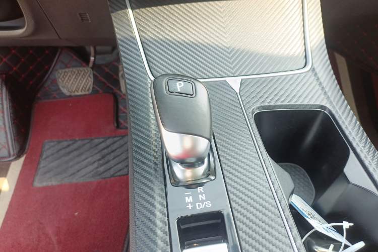 Used Venucia V 2022 260T Black Horse Edition · Idol Gear Lever