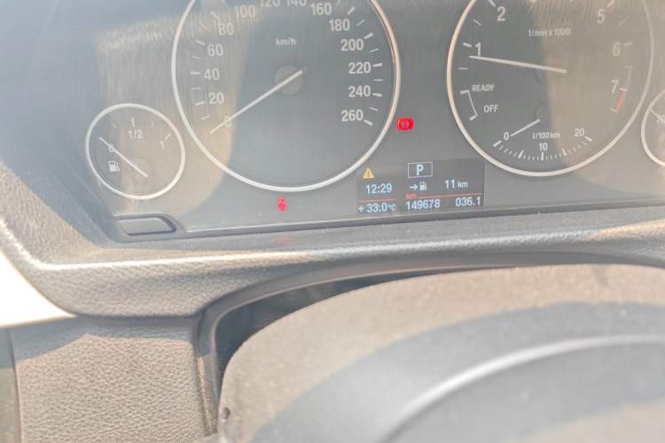 Used BMW 3 Series 2013 320Li Fashion Model Odometer Close Up