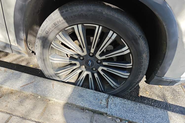 Used CHANGAN OSHAN X5 2021 1.5T DCT Prestige Edition Right Front Wheel Hub