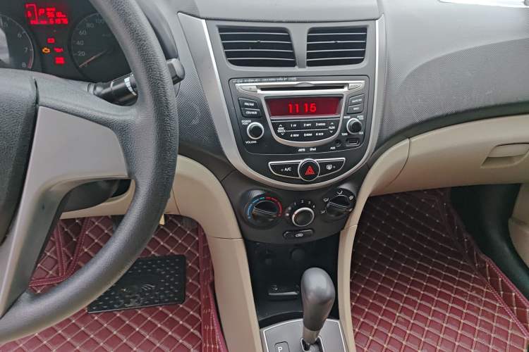 Used Hyundai Verna (older generation) 2014 1.4L Automatic Smart GLS Audio And AC Panel