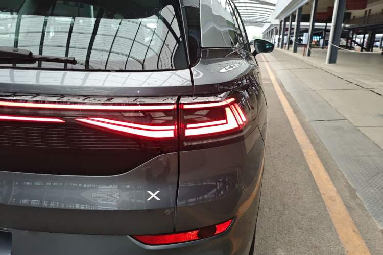 Used Volkswagen ID.6 X 2023 Pure Long-Range Version Exterior 3