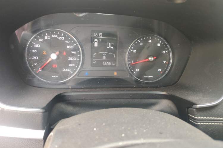 Used Roewe RX5 2019 20T Two-Wheel Drive Automatic 4G Connected Platinum Edition Odometer Close Up