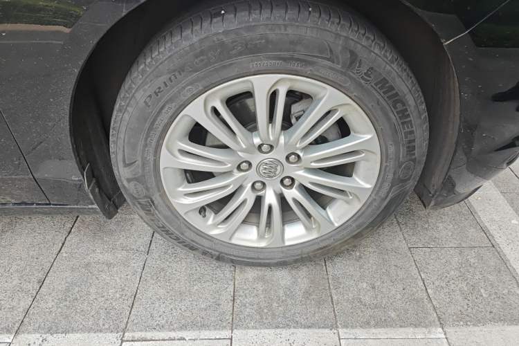 Used Buick LaCrosse 2016 20T Elite Edition Right Front Wheel Hub