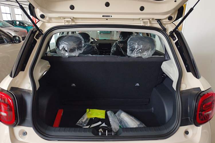 Used JAC Yiwei 3 2025 330km Freedom Edition Trunk