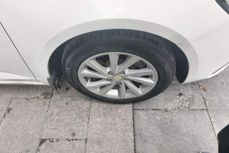 Used Buick Verano 2018 Sedan 15S Automatic Leading Model Right Front Wheel Hub