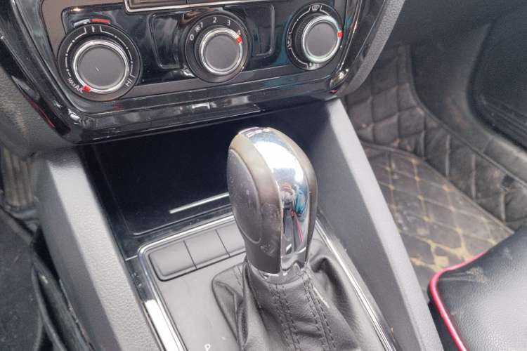 Used Volkswagen Sagitar 2015 230TSI Automatic Comfort Version Gear Lever