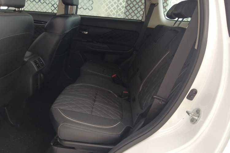 Used Mitsubishi Outlander 2021 Revised Version 2.0L Two-Wheel Drive Enjoyment Edition 5 Seats Left Rear Seat