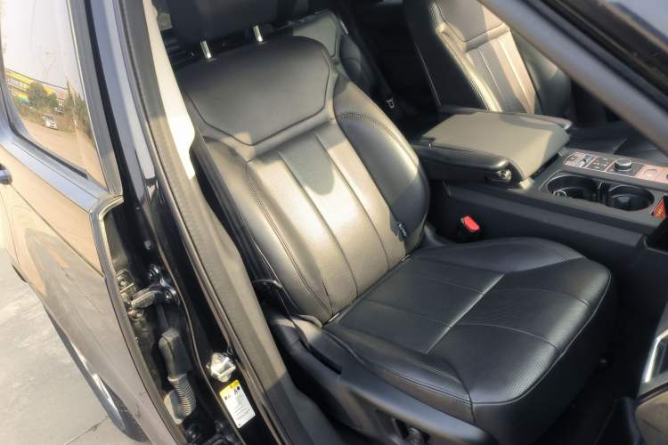 Used Land Rover Discovery 2019 3.0 SC V6 SE Right Front Seat