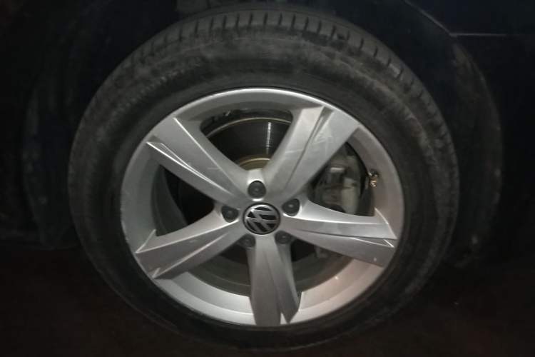 Used Volkswagen Passat 2014 1.8TSI DSG Prestige Edition Right Front Wheel Hub