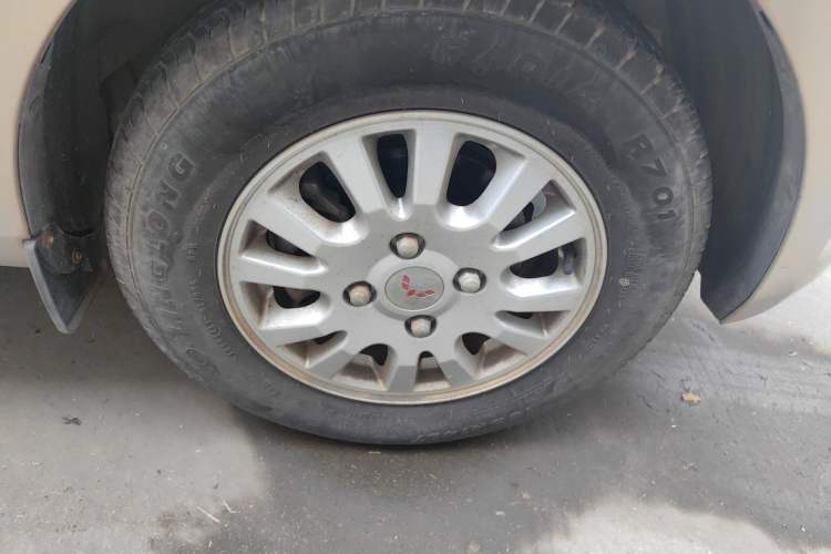 Used Wuling Rongguang V 2016 1.5L Standard Version Right Front Wheel Hub