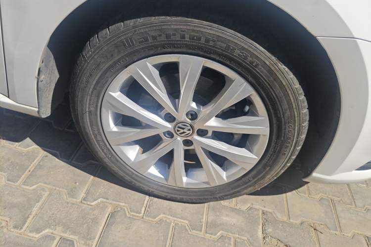 Used Volkswagen Lavida 2017 1.6L Automatic Comfort Edition Right Front Wheel Hub