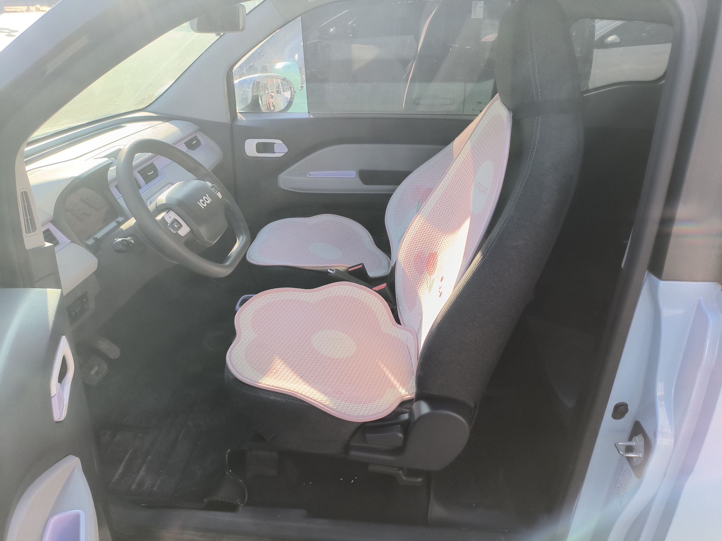 المقاعد الأمامية داخل السيارة