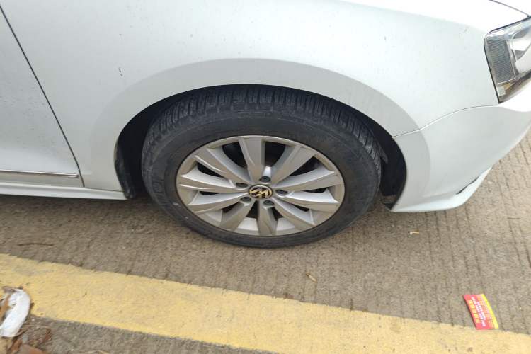 Used Volkswagen Sagitar 2016 230TSI 25th Anniversary Edition Right Front Wheel Hub