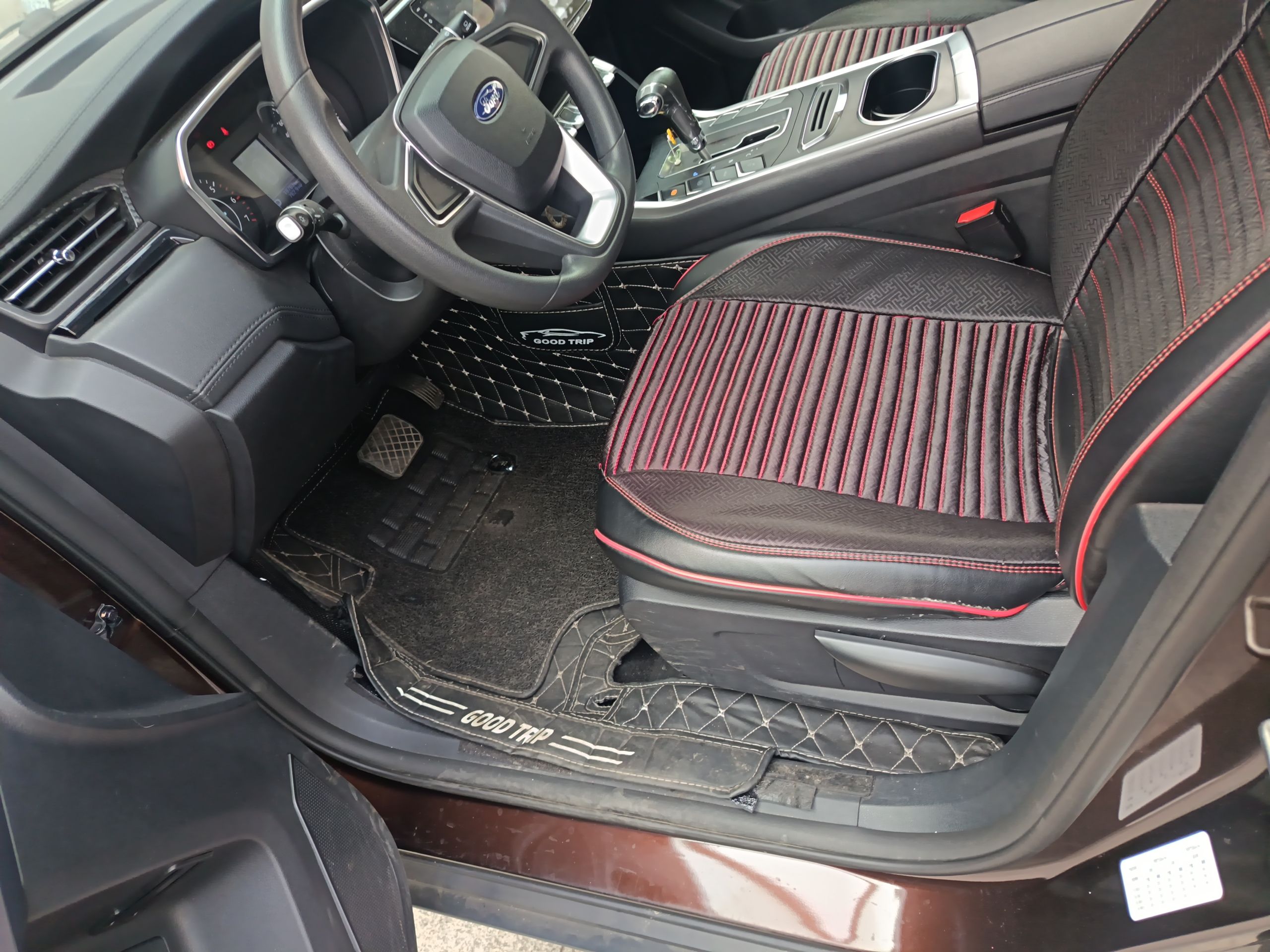 Переднее сиденье в автомобиле