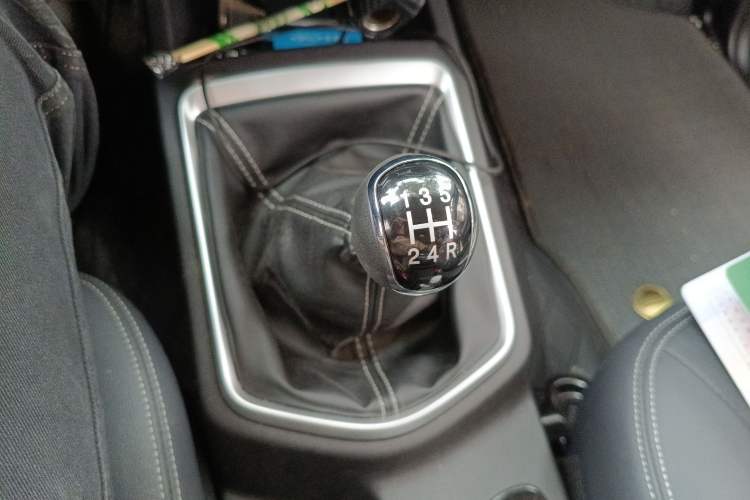 Used Dongfeng Ruichi 2023 2.4T Diesel Two-Wheel Drive Business Edition Long Cargo Bed YCY24165-61
