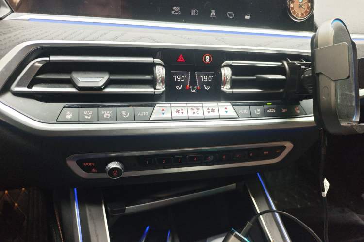 Used BMW X7 2021 xDrive40i Luxury Package with Leading Features Audio And AC Panel