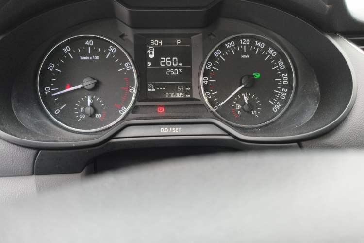 Used Skoda Octavia 2015 1.6L Automatic Yijie Edition Odometer Close Up