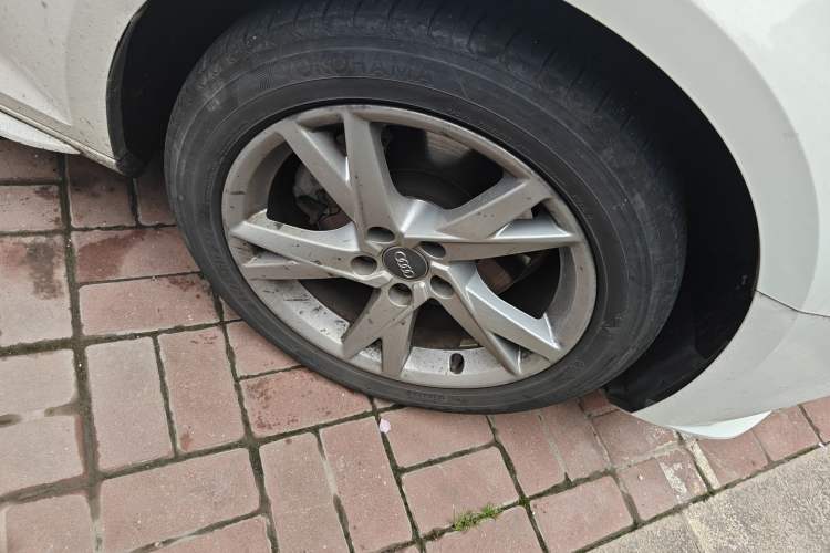 Used Audi A4L 2018 30th Anniversary Edition 40 TFSI Trendy Model Right Front Wheel Hub