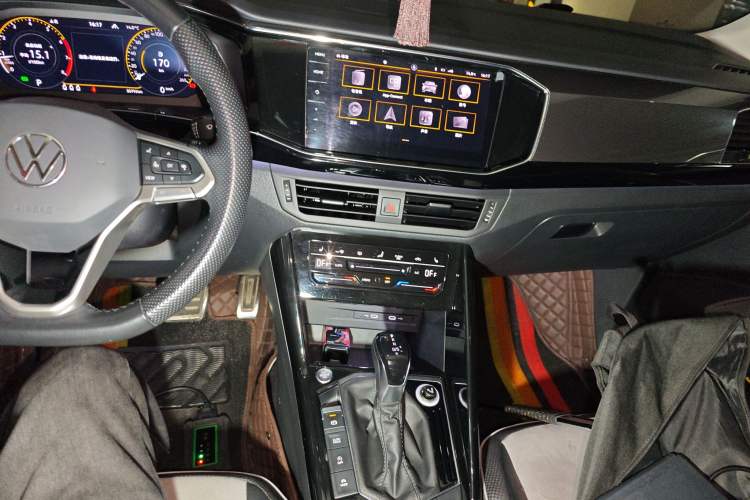 Used Volkswagen Tayron X 2020 330TSI Two-Wheel Drive Luxury Smart Connectivity Version Audio And AC Panel