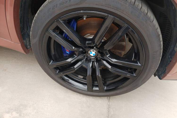 Used BMW X5 2019 xDrive40i Luxury Model with M Sport Package Right Front Wheel Hub