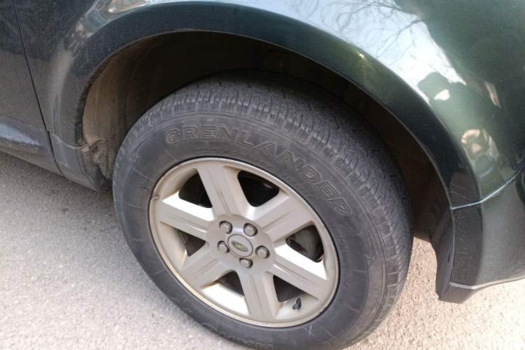 Used Land Rover Freelander 2 2010 2.2 TD4 Automatic SE Diesel Edition Right Front Wheel Hub