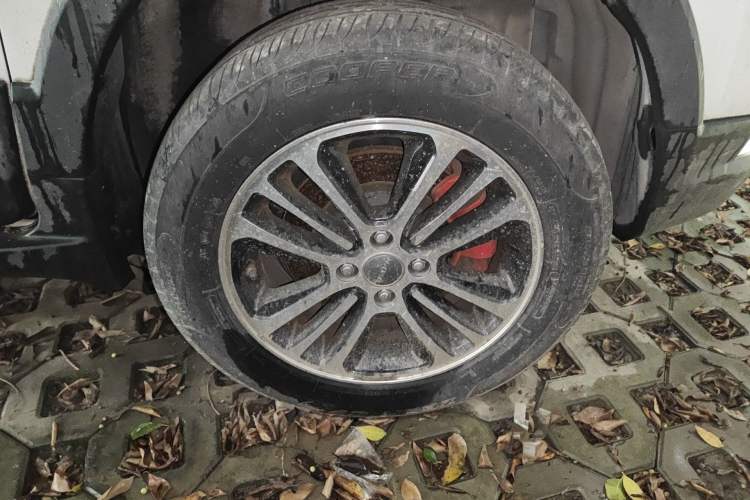 Used Haval H1 2016 Revised Version Blue Badge 1.5L AMT Luxury Edition Right Front Wheel Hub