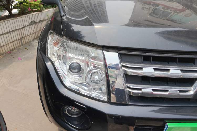 Used Mitsubishi Pajero 2014 3.0L Elite Edition Right Front Headlight