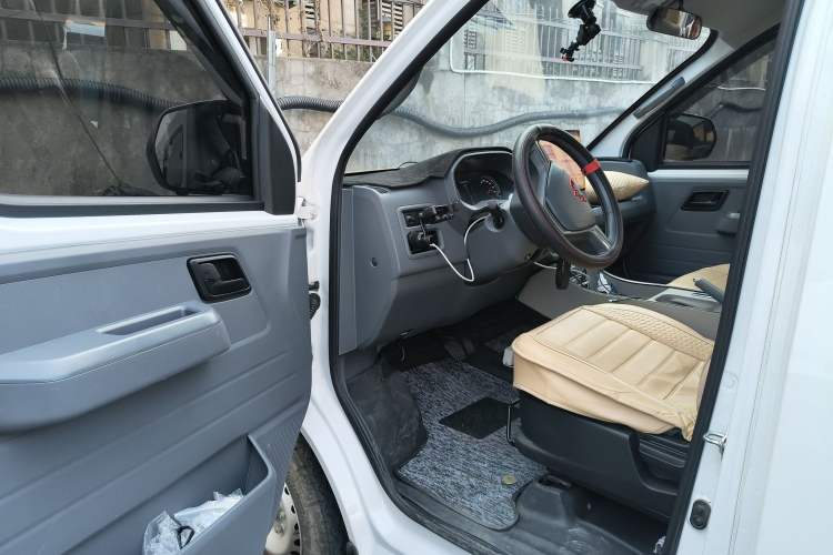 Used Wuling Yangguang 2024 300KM Comfort Version Passenger Van 75kW
