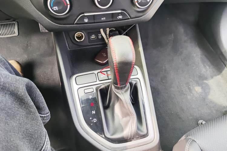 Used Hyundai ix25 2015 1.6L Automatic Two-Wheel Drive Smart GLS Trim Gear Lever