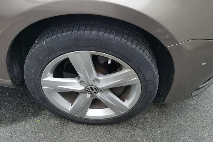 Used Volkswagen Magotan 2013 2.0 TSI Ultimate Model Right Front Wheel Hub