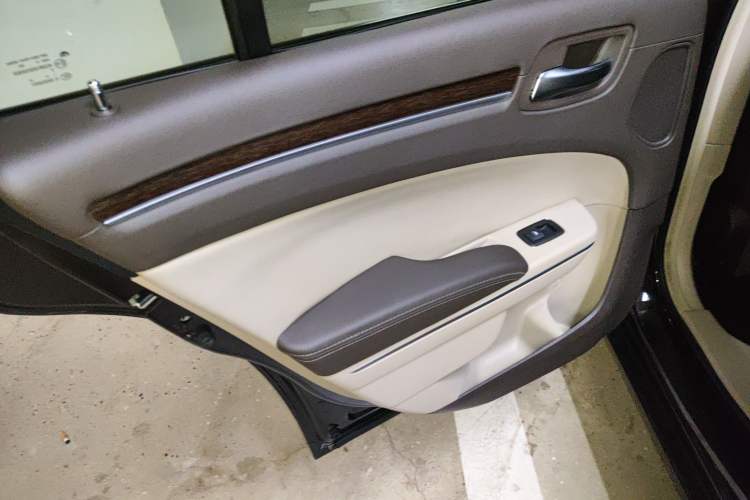 Used Chrysler 300C 2013 3.6L Prestige Edition