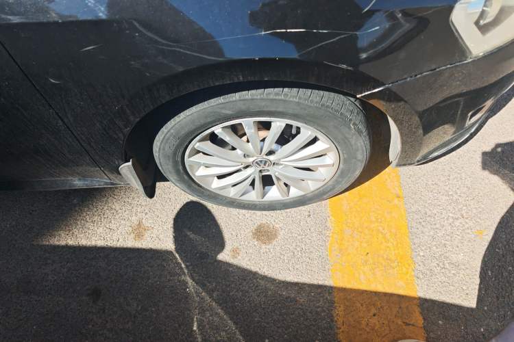 Used Volkswagen Lavida 2013 Revised Version 1.6L Automatic Luxury Edition Right Front Wheel Hub