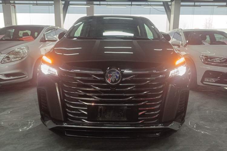 Used Buick GL8 2023 Facelifted Land Cruiser Executive Luxury Version
