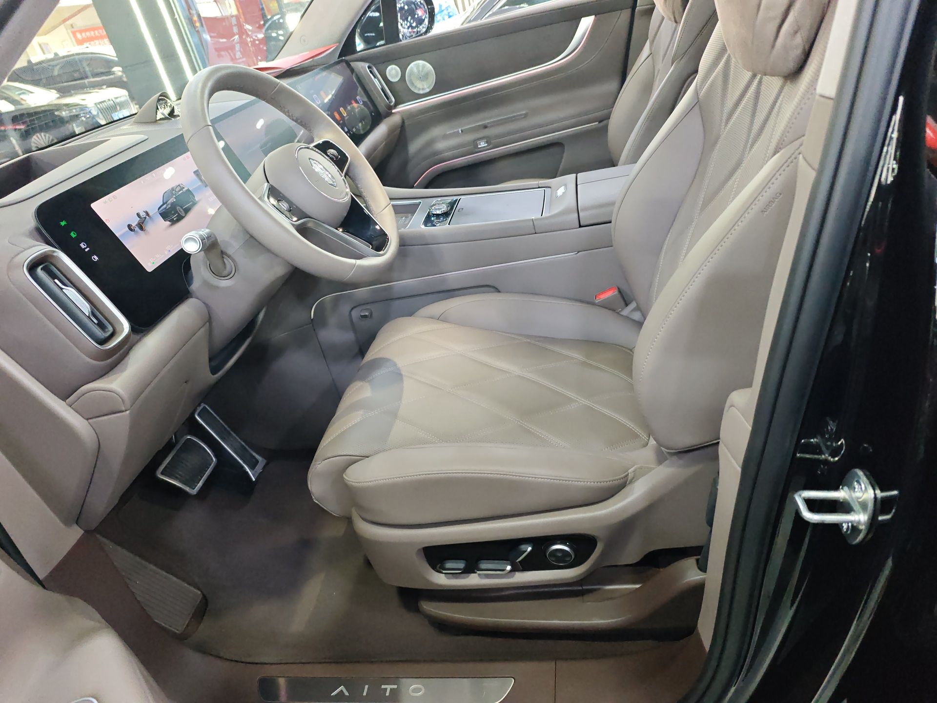 Переднее сиденье в автомобиле