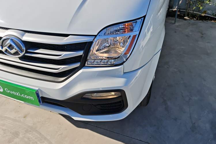 Used SAIC MAXUS Xintu V80 2023 2.0T Manual Classic Aoyuntong Short Wheelbase Ultra-Low Roof 5/6-Seater Left Front Headlight