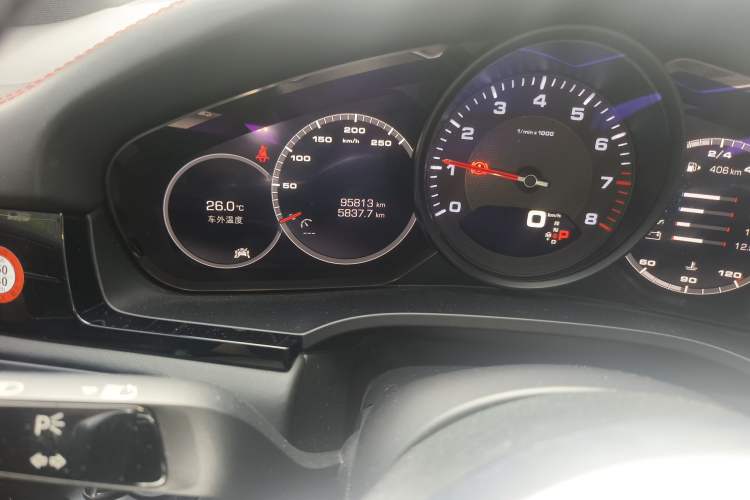 Used Porsche Cayenne 2019 Cayenne 3.0T Odometer Close Up