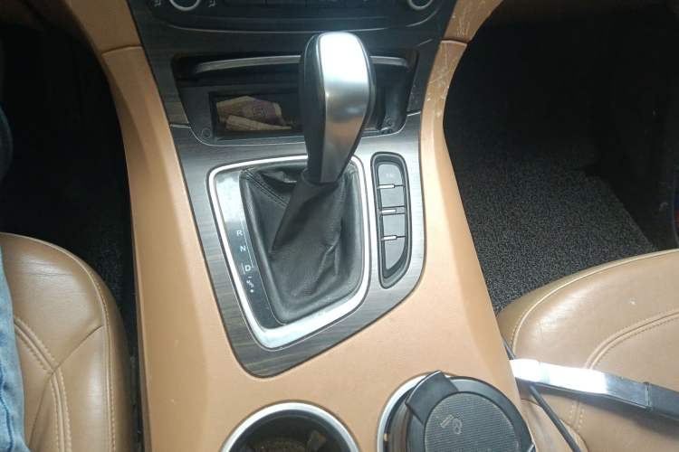Used Huasong 7 2015 2.0T Automatic Luxury Model Gear Lever
