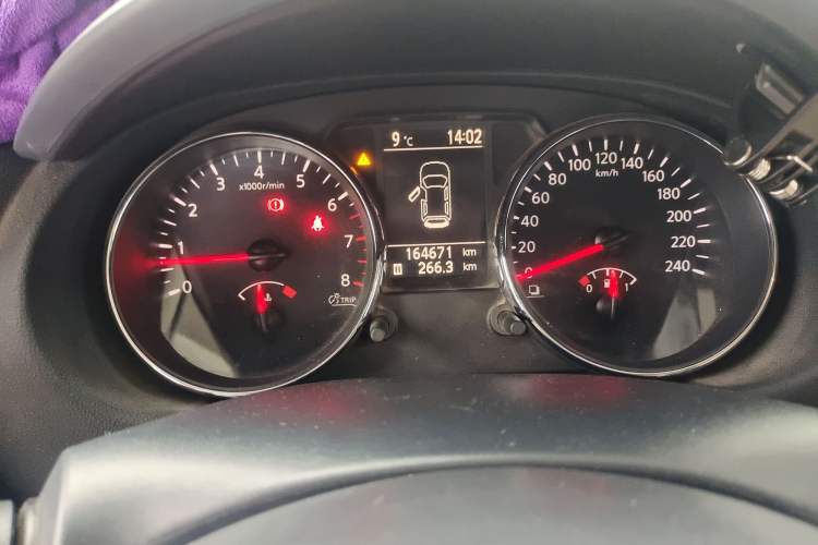 Used Nissan Qashqai 2012 1.6XE Wind 5MT 2WD Odometer Close Up