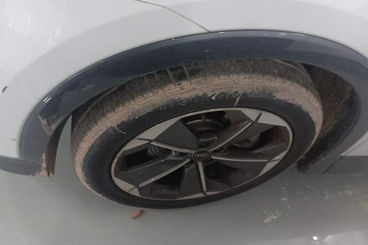 Used Audi Q5 e-tron 2023 40 e-tron Starry Edition Luxury Package Left Front Wheel Hub