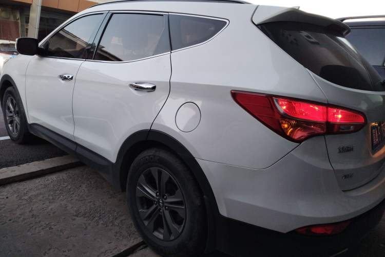 Used Hyundai Santa Fe 2015 2.0T Automatic Two-Wheel Drive Smart Version 5 Seats