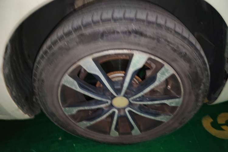 Used Fiat Viaggio 2015 1.4T Automatic Enjoyment Edition Right Front Wheel Hub