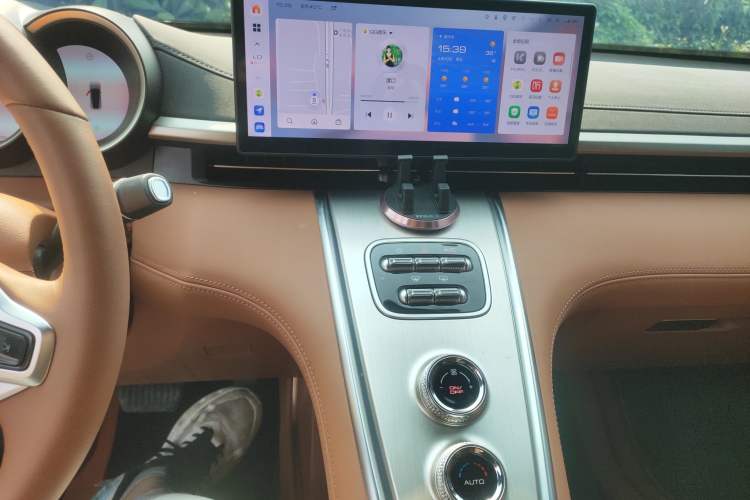 Used ORA Lightning Cat 2022 555 km Luxury Edition Audio And AC Panel