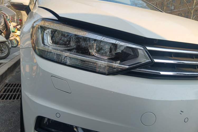 Used Volkswagen Touran 2016 Volkswagen Touran L 280TSI DSG Comfort Edition Right Front Headlight